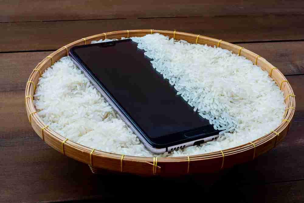 ייבוש מים מאייפון באמצעות אורז