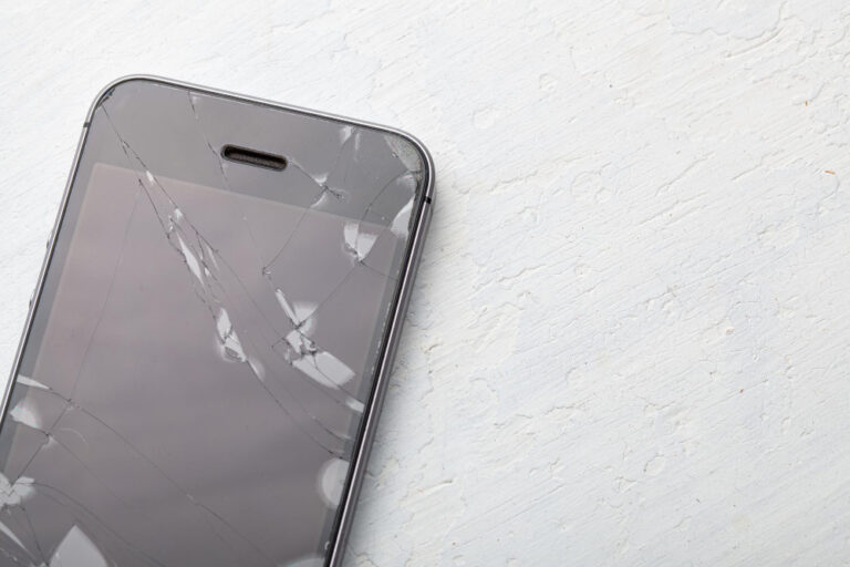 אייפון עם זכוכית מסך שבורה סדוקה טלפון עם מסך שבור פלאפון עם מסך שבור